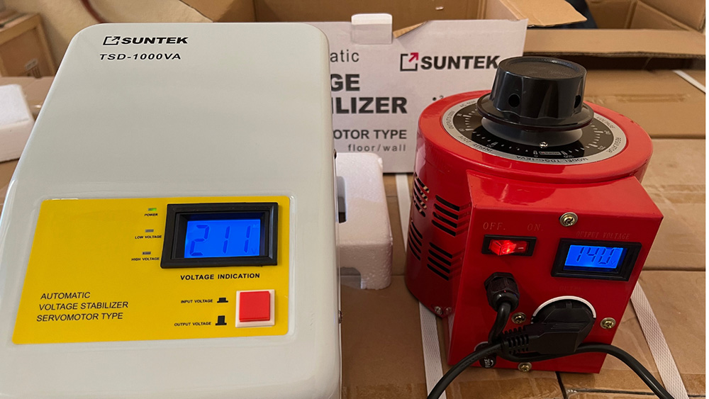 Photo review of the operation of the voltage stabilizer SUNTEK servomotor type